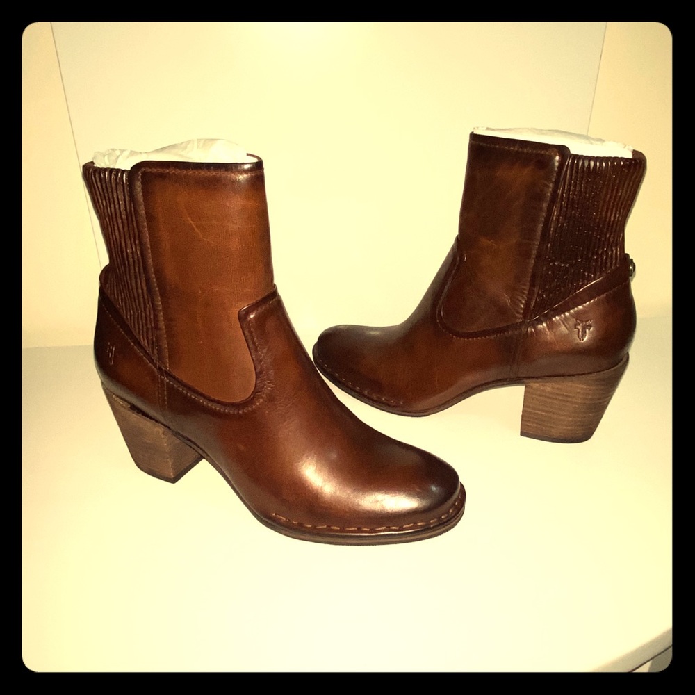 FRYE Lucinda Scrunch Short boots NEW
8.5 fits like a 9
